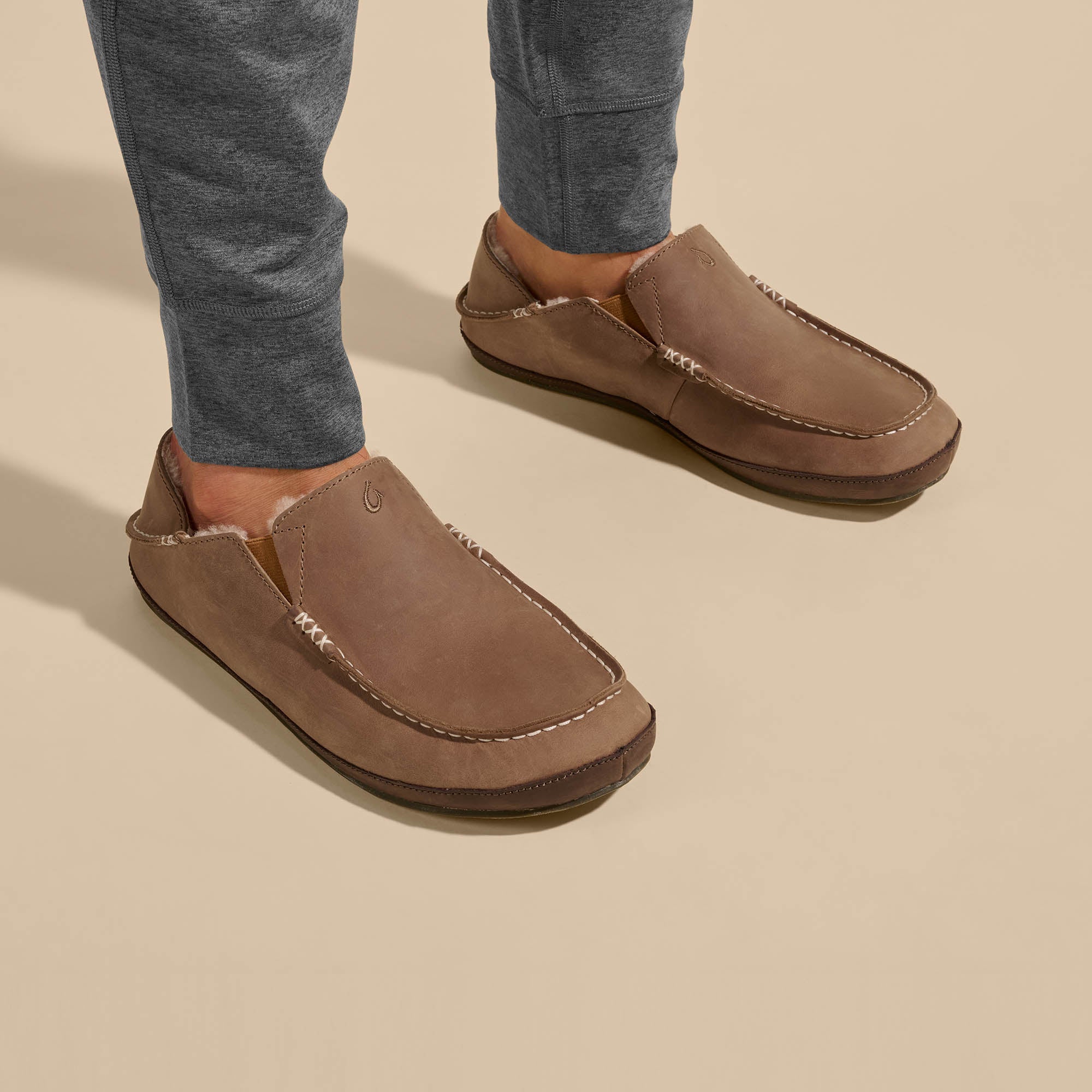 Moloā Men's Leather Slippers - Toffee / Dark Wood | OluKai
