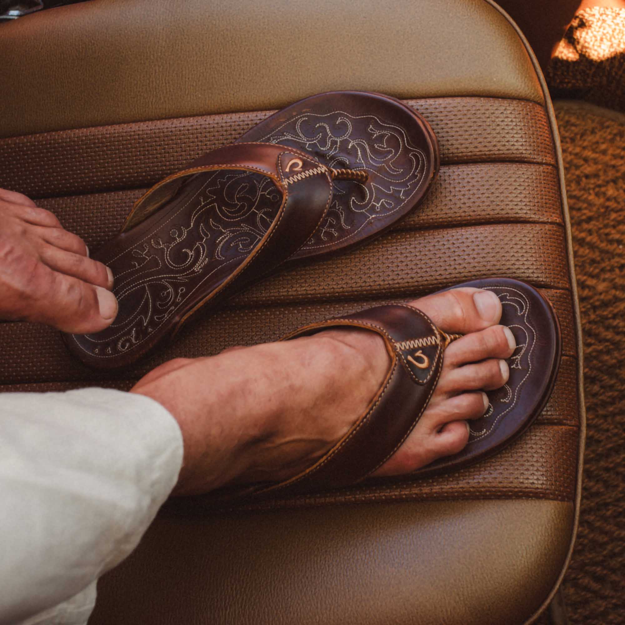 【OLUKAI 高級ライン　Mekila ハワイレザーサンダル】US10 OluKai Mekila - Natural | Men's Leather Beach Sandals – OluKai Canada
