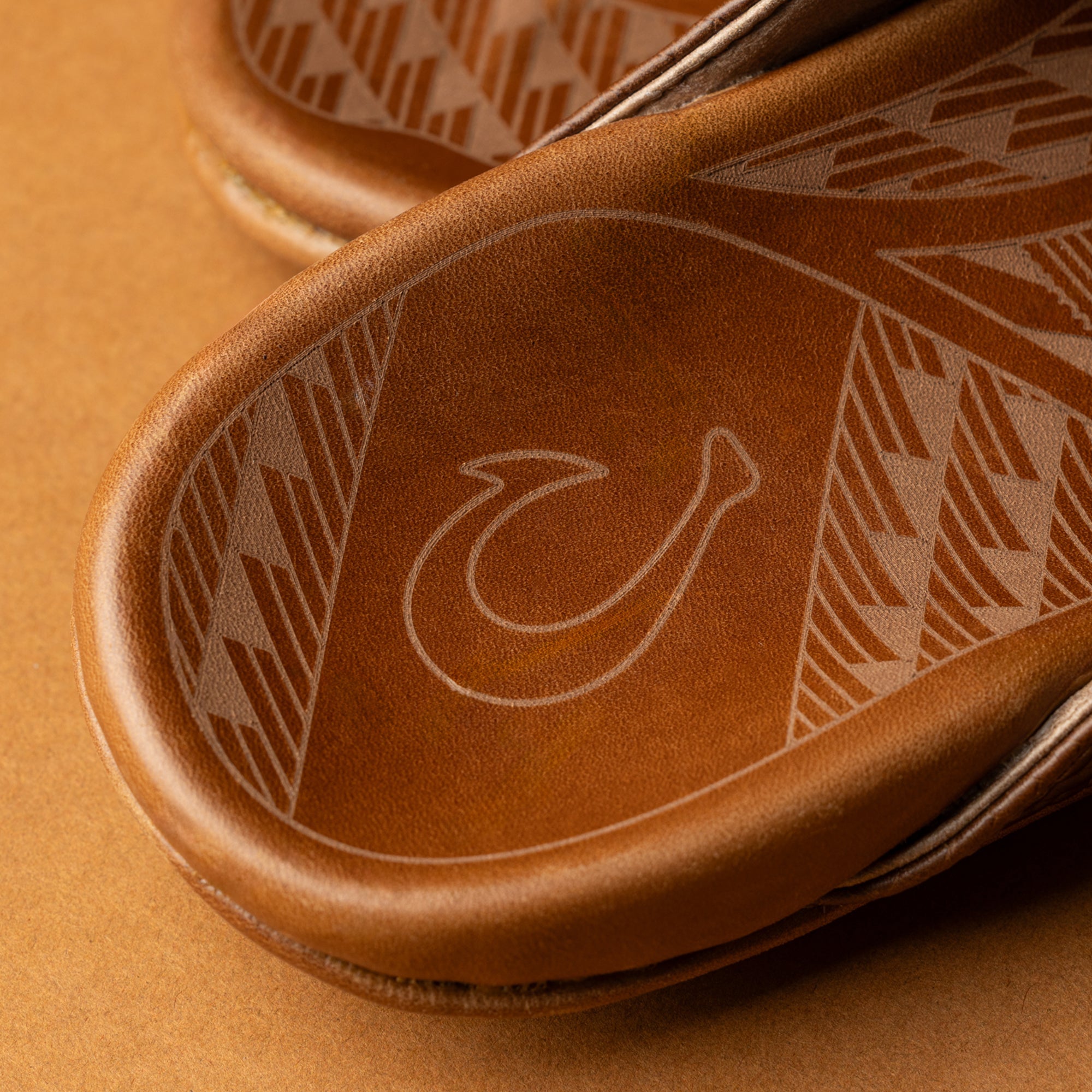 Mea Ola Lauhala - Toffee / Toffee | OluKai – OluKai Canada