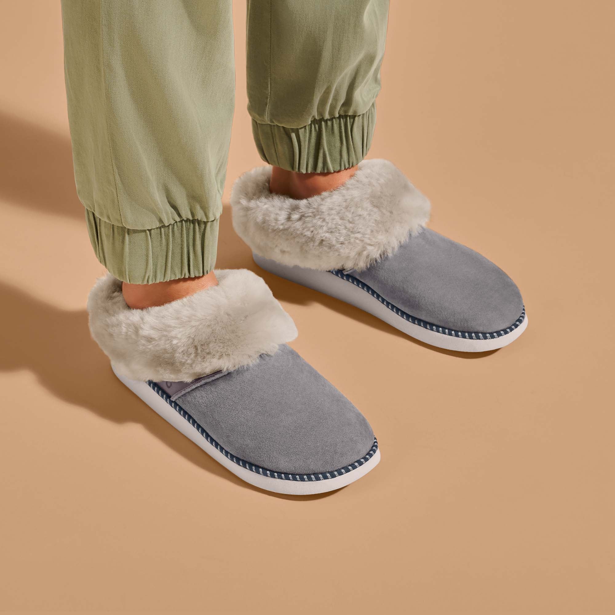 Ku'i Women's Fuzzy Slip-On Slippers - Fog | OluKai – OluKai Canada