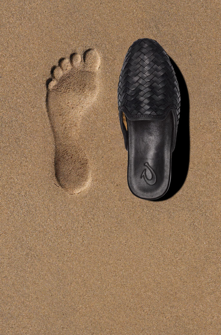 Inspired by the feeling of bare feet in wet sand, the anatomically contoured footbeds deliver instant comfort and lasting support.