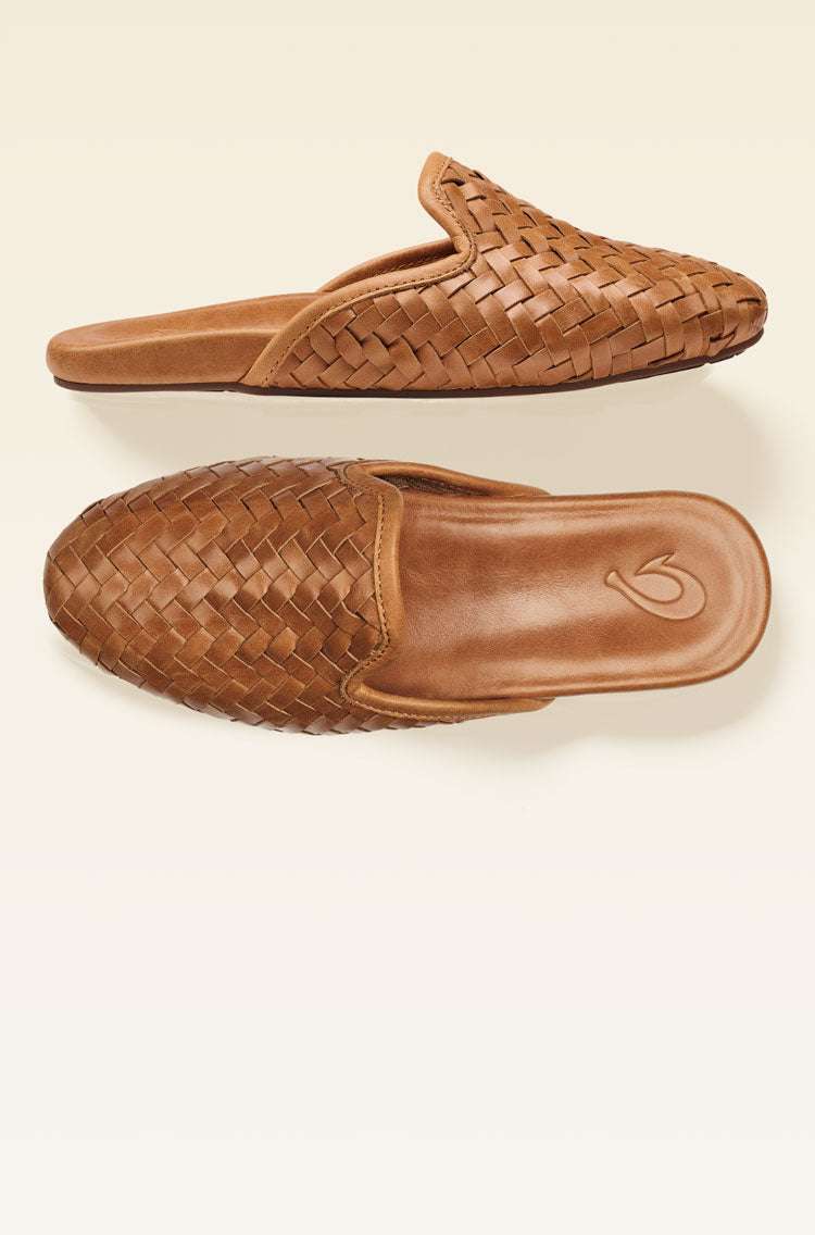 This everyday slide is crafted with  woven full-grain leather reminiscent of Hawaiian lauhala weaving