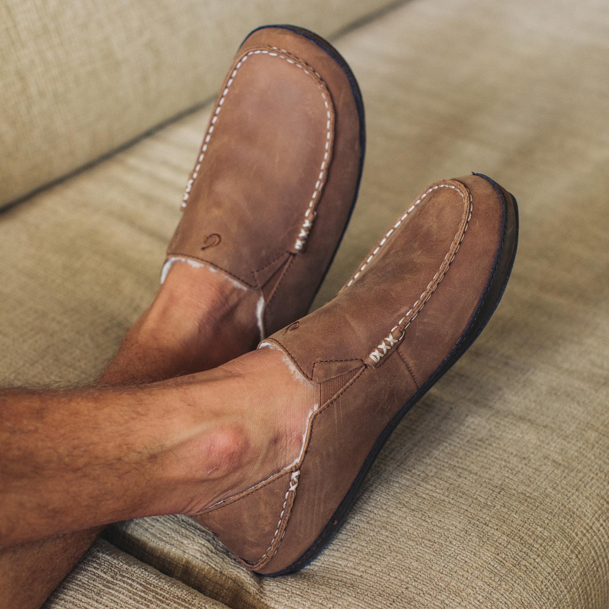 Moloā Men's Leather Slippers - Toffee / Dark Wood | OluKai