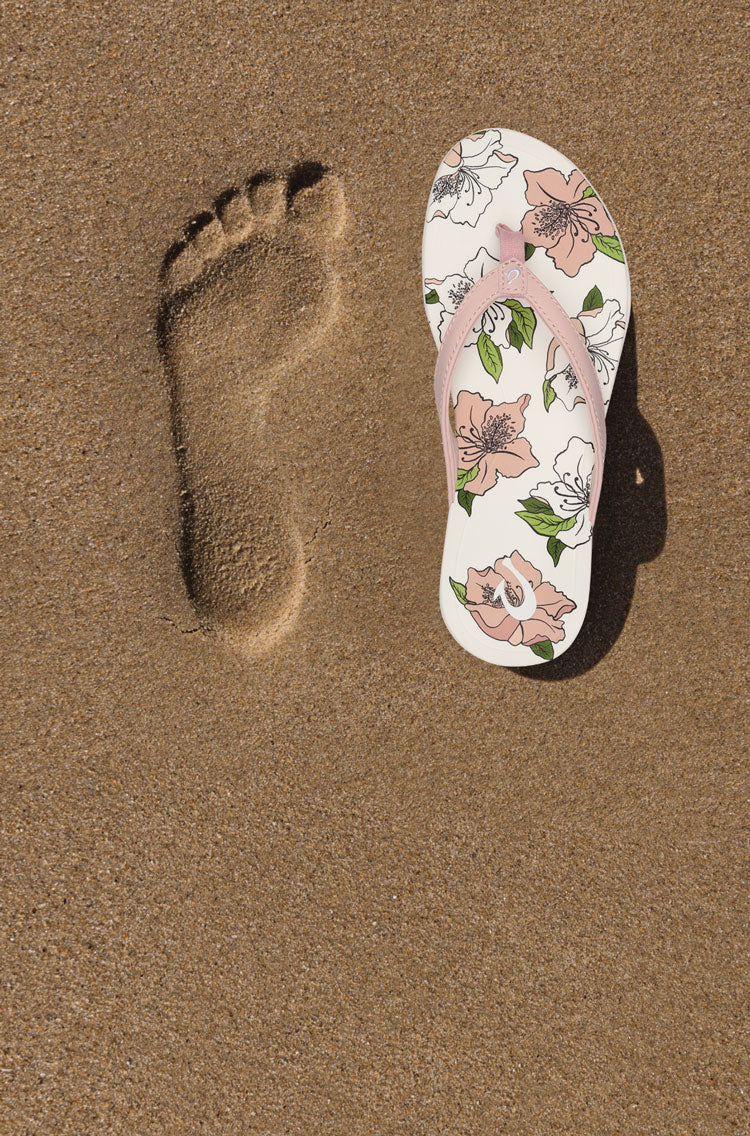 Inspired by the feeling of bare feet in wet sand, the anatomically contoured footbeds deliver instant comfort and lasting support. 