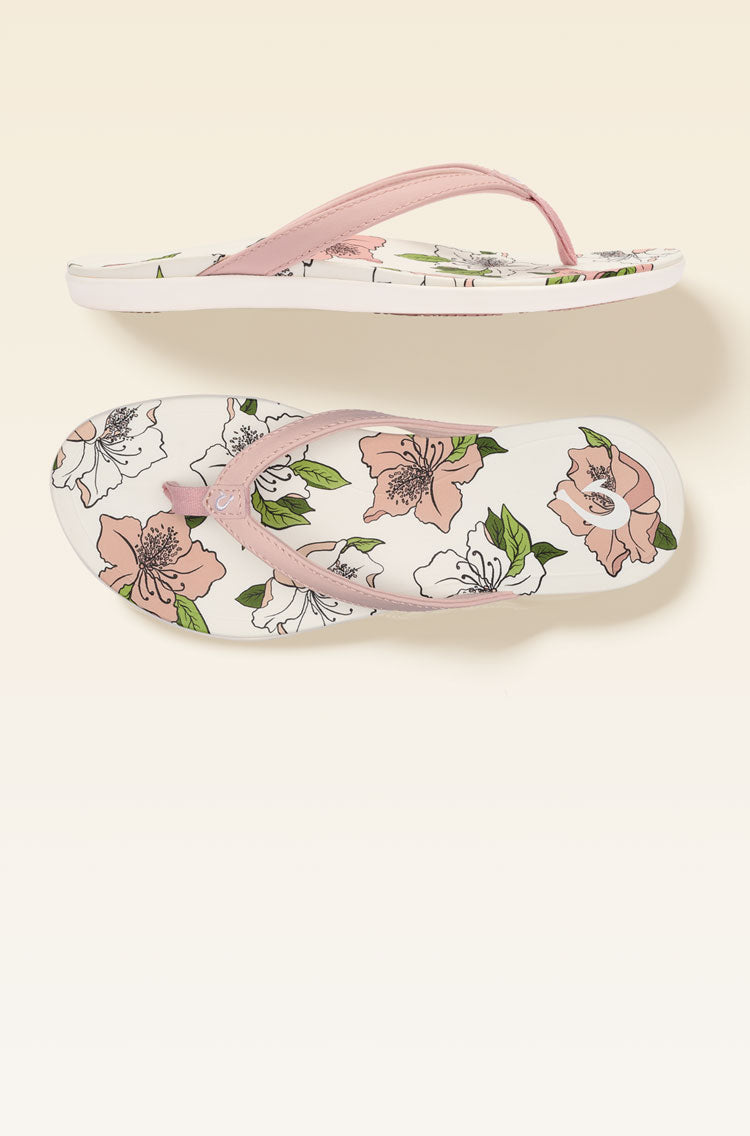 Simple and oh so comfortable. This sandal is water-friendy with a soft, quick-drying jersey knit lining and tropical artwork.