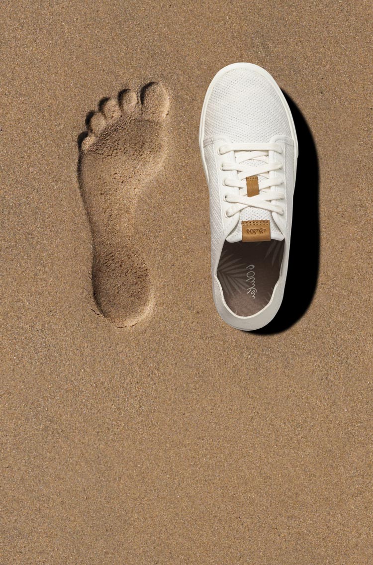 Inspired by the feeling of bare feet in wet sand, the anatomically contoured footbeds deliver instant comfort and lasting support. Footbeds are removable & washable.